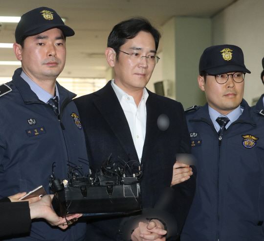 이재용 삼성전자 부회장이 25일 조사를 받기 위해 서울 강남구 대치동 특검으로 들어서고 있다. /연합뉴스