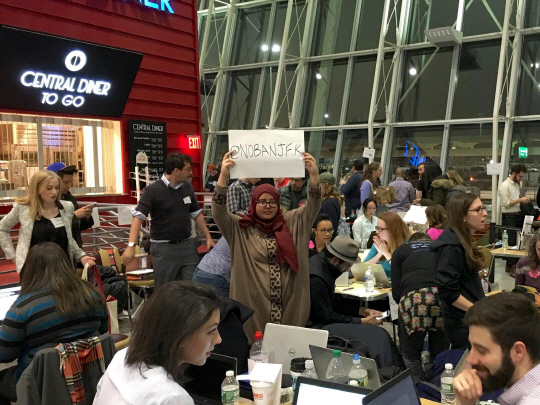 뉴욕JFK 공항 4번 터미널에 모인 변호사들이 자원봉사로 이민자를 위해 무료 법률지원서비스를 제공하고있다./사진=줄리김