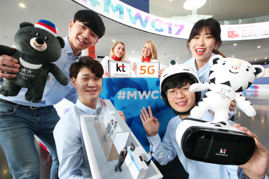 KT 모델과 직원들이 27일(현지시간) 스페인 바로셀로나에서 열리는 MWC 2017에 참여한 KT를 홍보하고 있다./사진제공=KT