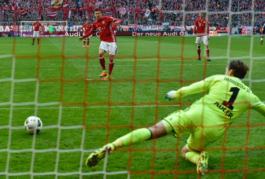 바이에른 뮌헨의 공격수 로베르트 레반도프스키가 2016-2017 독일 프로축구 분데스리가 22라운드 함부르크 SV와의 경기에서 전반 24분 페널티킥을 성공시켰다./AFP=연합뉴스