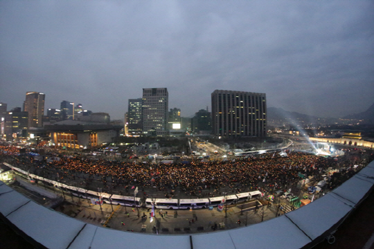 “박근혜 4년, 이제는 끝내자” 전국서 17차 촛불집회…서울 100만이상 운집