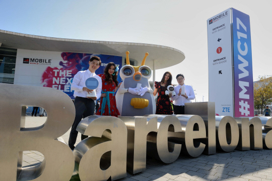 27일(현지시각) 스페인 바르셀로나에서 개막하는 ‘MWC 2017’ 행사장에서 SK텔레콤 직원과 모델이 차세대 AI 로봇을 소개하고 있다. /사진제공=SK텔레콤