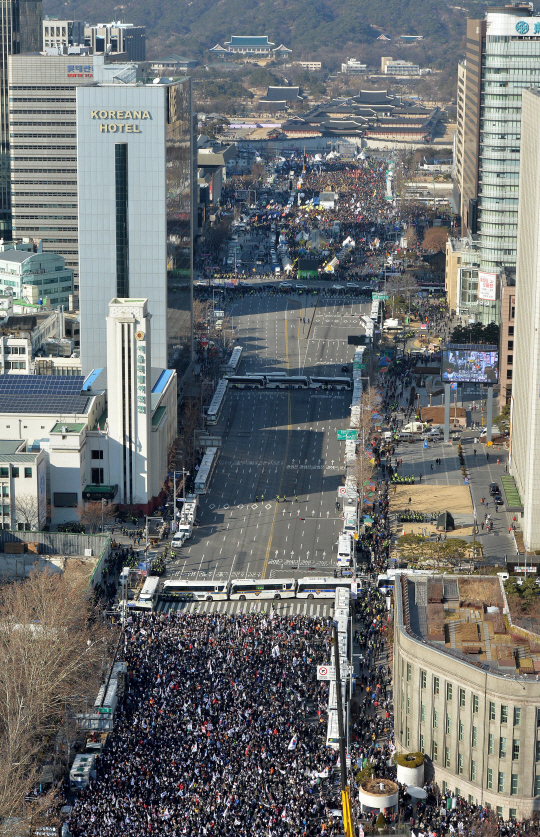 지난 25일 서울 중구 서울광장과 광화문광장 일대에서 박근혜 대통령 탄핵과 탄핵심판 기각을 촉구하는 집회가 각각 열린 가운데 경찰이 차벽을 설치해 양측 충돌을 막고 있다. /사진공동취재단