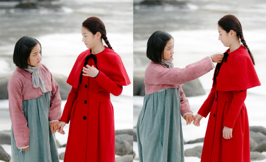영화 ‘눈길’의 주역 배우 낡은 한복을 입은 김향기(왼쪽)와 빨간 코트를 입은 김새론/사진=엣나인필름, CGV아트하우스