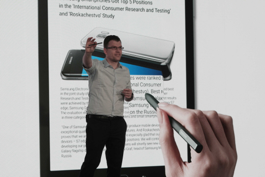 삼성전자 유럽제품 포트폴리오 담당 마크 노튼(Mark Notton)이 갤럭시 탭S3를 소개하고 있다./사진제공=삼성전자