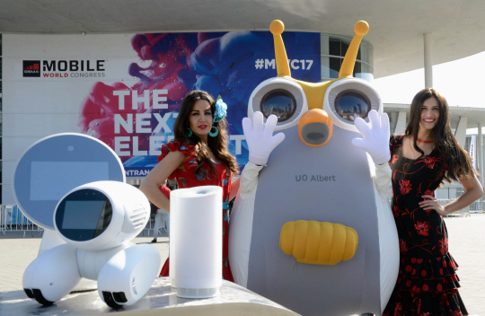 27일(현지시각) 스페인 바르셀로나에서 개막하는 ‘MWC 2017’ 행사장에서 SK텔레콤 직원과 모델이 차세대 AI 로봇을 소개하고 있다. /사진제공=SK텔레콤