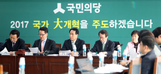 박지원(왼쪽 두 번째) 국민의당 대표가 27일 대전 동구청에서 열린 당 최고위원회의에 참석해 인사말하고 있다. /연합뉴스