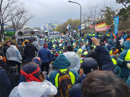 27일 오전 현대중공업 임시 주주총회장인 울산 동구 한마음회관 주변에서 회사 분할에 반대하는 금속노조 현대중공업지부 조합원들이 집회를 벌이고 있다. /사진=한재영기자