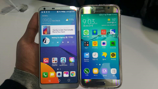 LG전자의 차기 전략 스마트폰 ‘G6(왼쪽)’와 삼성전자의 ‘갤럭시S7’을 비교한 모습. G6는 18대9 비율을 적용해 더 길면서도 얇은 화면을 구현해 한눈에 더 많은 정보를 볼 수 있다./바르셀로나=권용민기자