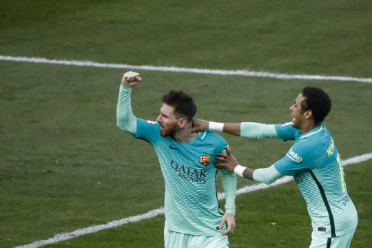 바르셀로나의 리오넬 메시(왼쪽)가 27일 아틀레티코 마드리드전에서 결승골을 넣은 뒤 포효하고 있다. 오른쪽은 네이마르. /마드리드=EPA연합뉴스