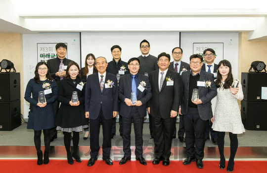 김영진(오른쪽 세번째) 목정미래재단 이사장이 지난 24일 서울 잠원동 미래엔 본사에서 ‘미래교육창조상’ 시상식을 가진 후 수상한 교사들과 기념사진을 찍고 있다. 이날 행사에서 구교정 부일여자중학교 교사 등 총 9명의 교사가 수상의 영예를 안았다. /사진제공=미래엔