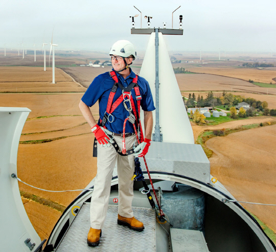 아이오와 주 서부에 있는 풍력 터빈 꼭대기에 올라 선 버크셔 해서웨이 에너지 CEO 그레그 아벨. 그는 회사의 풍력 에너지 사업 추진을 진두 지휘해왔다.