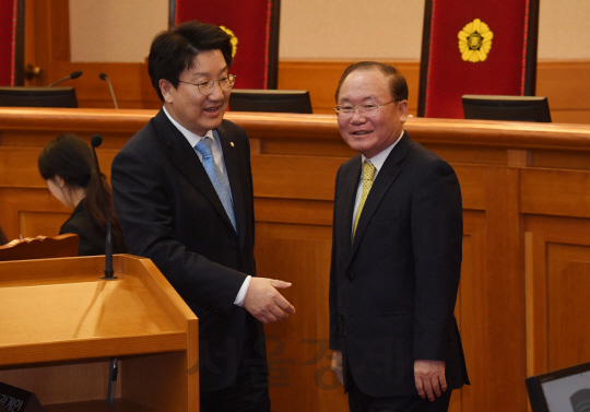 27일 서울 종로구 재동 헌법재판소에서 열린 박근혜 대통령 탄핵심판 최종 변론에 앞서 국회 탄핵소추위원장인 권성동(왼쪽) 법사위원장과 박근혜 대통령 측 법률대리인단의 이동흡 변호사가 악수를 나눈 뒤 자리로 이동하고 있다./권욱기자