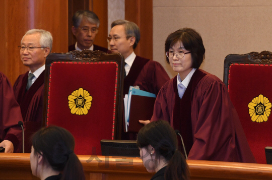 27일 서울 종로구 재동 헌법재판소에서 열린 박근혜 대통령 탄핵심판 최종 변론에서  이정미 헌법재판소장 권한대행이 심판정으로 들어서고 있다./권욱기자