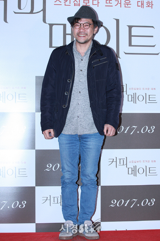 배우 정진영이 27일 오후 서울 건대입구 롯데시네마에서 열린 영화 ‘커피 메이트’ VIP시사회에 참석해 포토타임을 갖고 있다.
