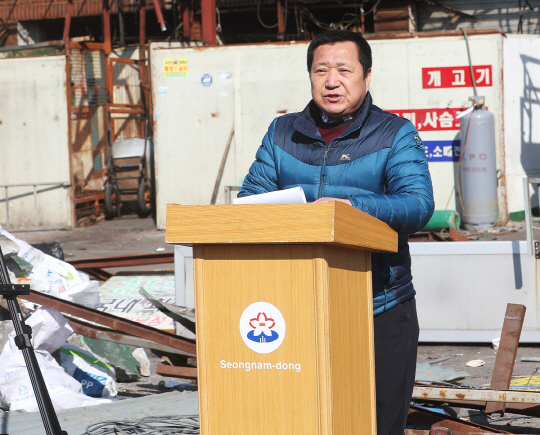 27일 오전 성남 모란시장 철거 현장에서 기자회견을 하고 있는 김용북 모란가축시장상인회장의 모습/연합뉴스