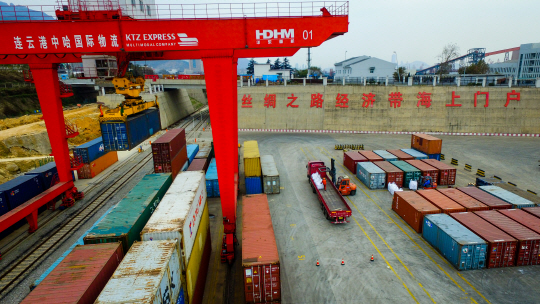 중국 장쑤성 롄윈강 항구에서 컨테이너 선적 작업이 진행되고 있다./롄윈강=신화연합뉴스