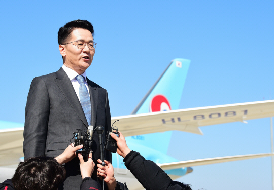 대한항공의 B787-9 차세대 항공기 공개행사가 27일 오전 인천 대저동 대한항공 인천정비격납고에서 열린 가운데 조원태 사장이 취재진의 질문에 답변을 하고 있다./이호재기자