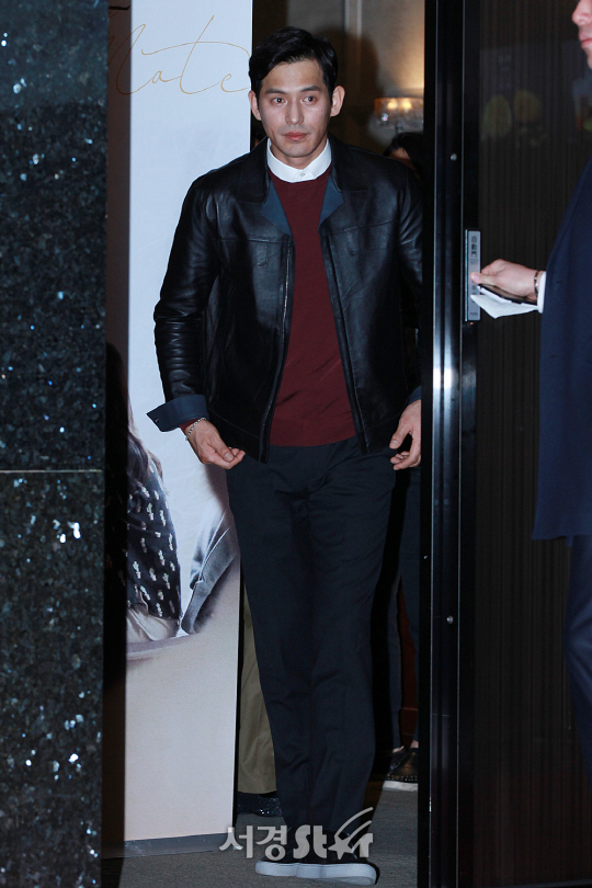 배우 오지호가 27일 오후 서울 건대입구 롯데시네마에서 열린 영화 ‘커피 메이트’ VIP시사회에 참석해 포토타임을 갖기위해 입장하고 있다.