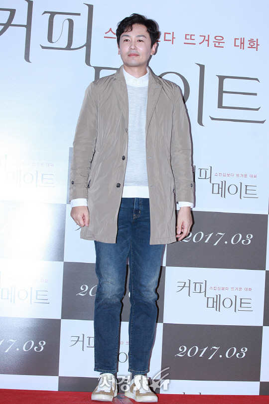 배우 조연우가 27일 오후 서울 건대입구 롯데시네마에서 열린 영화 ‘커피 메이트’ VIP시사회에 참석해 포토타임을 갖고 있다.
