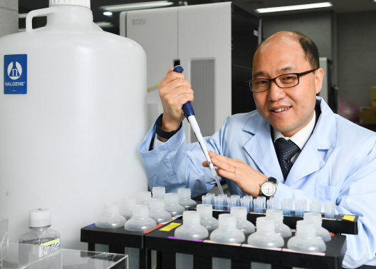 정현용 마크로젠 대표가 지난 22일 서울 금천구에 위치한 본사 연구실에서 실험을 하고 있다.  /송은석기자