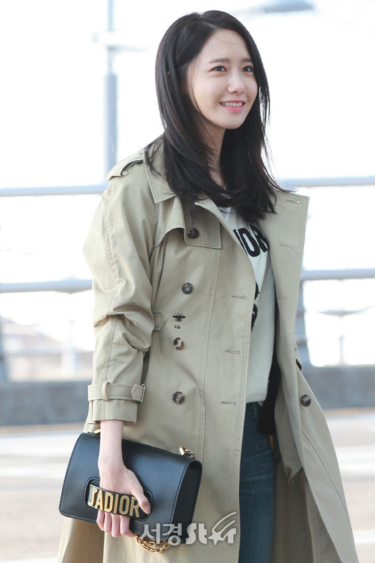 소녀시대 윤아가 28일 오전 해외일정 차 인천공항을 통해 출국하고있다.