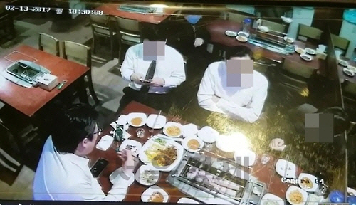 13일 절도혐의로 구속된 김모(65)씨가 강남구 한 식당에서 모자와 마스크를 쓴 채 손님의 재킷 주머니를 뒤지는 모습./사진제공=수서경찰서