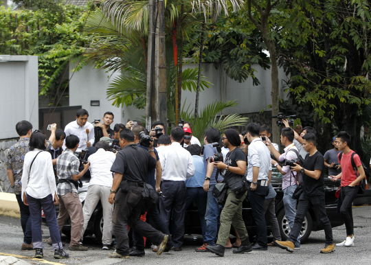 27일(현지시간) 말레이시아 쿠알라룸푸르에 위치한 북한 대사관 앞에서 취재진이 대사관을 떠나는 차량 주변에 몰려들어 취재 시도를 하고 있다. /사진제공=AP