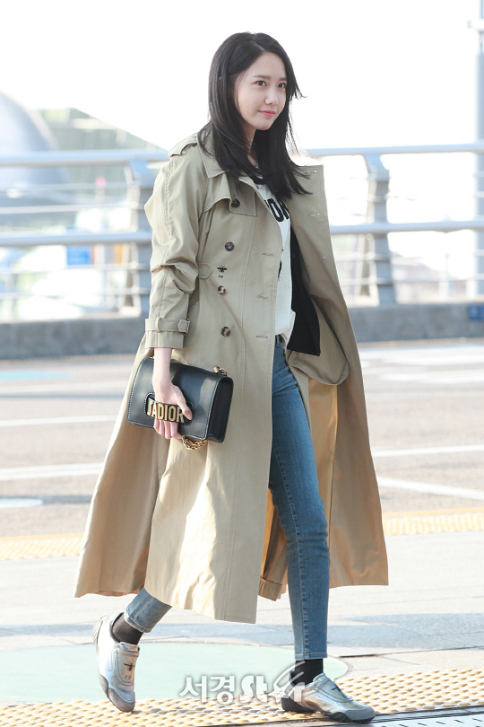 소녀시대 윤아가 28일 오전 해외일정 차 인천공항을 통해 출국하고있다.
