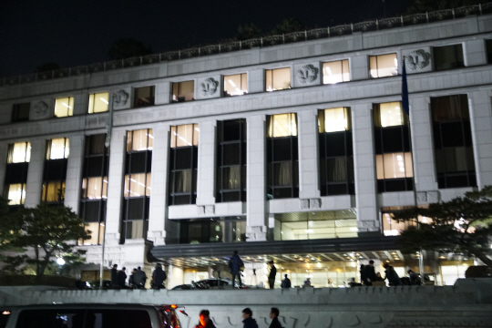 27일 저녁 7시 30분 서울 안국역 헌법재판소 앞 모습. /유창욱기자