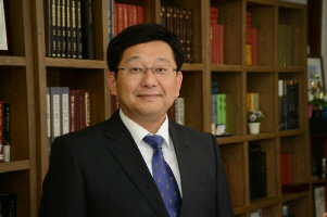 호사카 유지 교수.