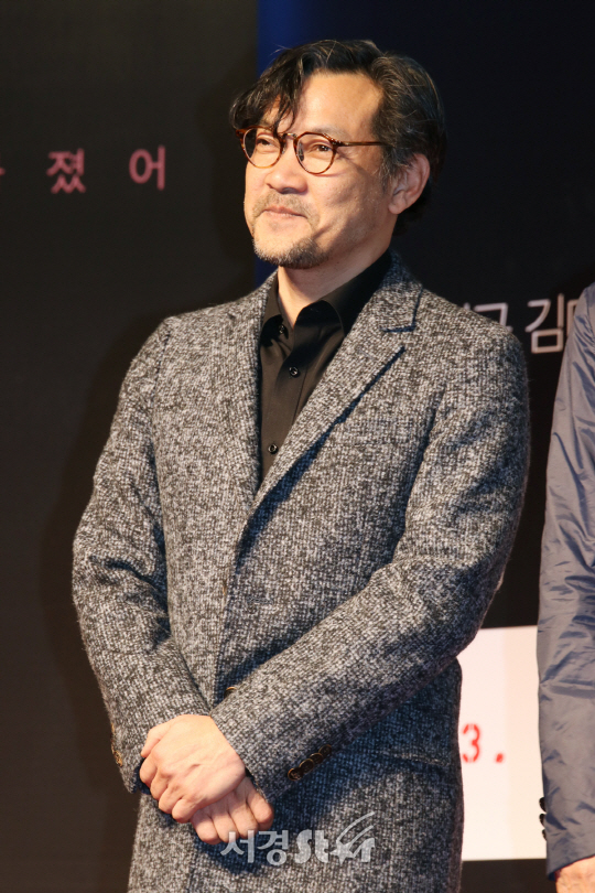 배우 정진영이 영화 ‘해빙’ VIP 시사회에 참석해 포즈를 취하고 있다.