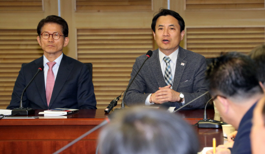 자유한국당 김진태 의원(오른쪽)이 28일 오전 국회 의원회관에서 김문수 비상대책위원(왼쪽) 주최로 열린  ‘탄핵절차의 위헌ㆍ위법성에 관한 긴급 세미나’에서 인사말을 하고 있다. /연합뉴스