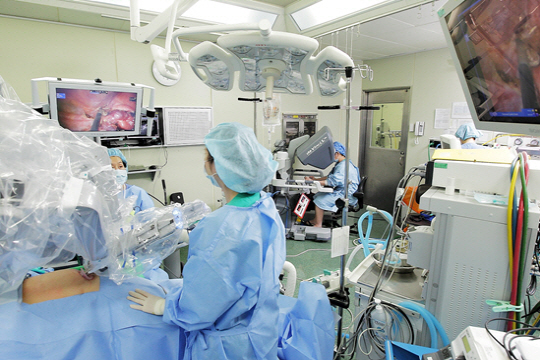 이대목동병원 로봇수술센터 의료진이 배꼽 한 군데로 기구를 넣어 자궁근종을 절제하는 싱글사이트 로봇 수술을 하고 있다. /사진제공=이대목동병원