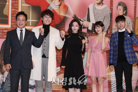 28일 열린 KBS 2TV 새 주말드라마 ‘아버지가 이상해’ 제작발표회에서 배우들이 포토타임을 갖고 있다.
