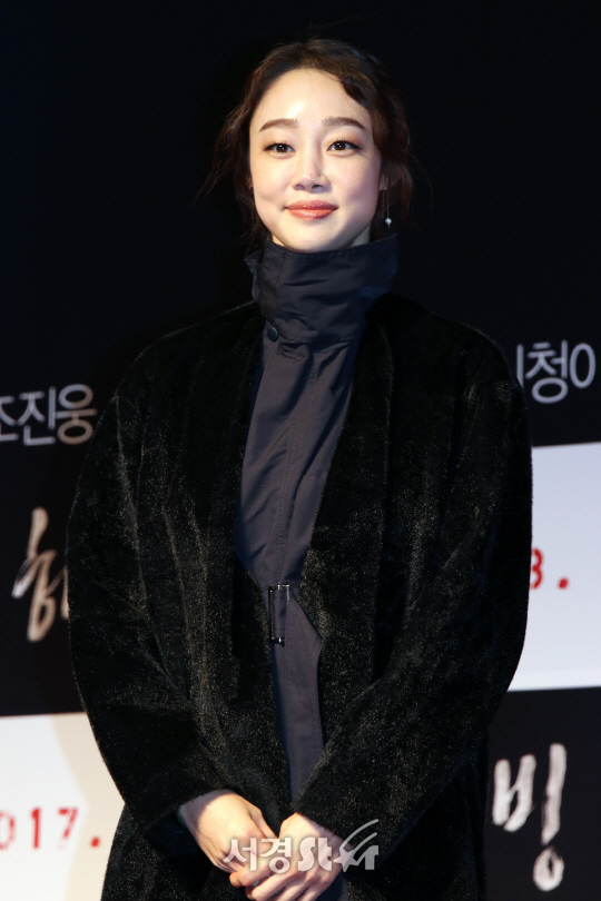 배우 최여진이 영화 ‘해빙’ VIP 시사회에 참석해 포즈를 취하고 있다.