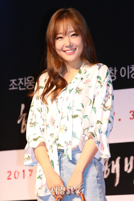 배우 소유진이 영화 ‘해빙’ VIP 시사회에 참석해 포즈를 취하고 있다.