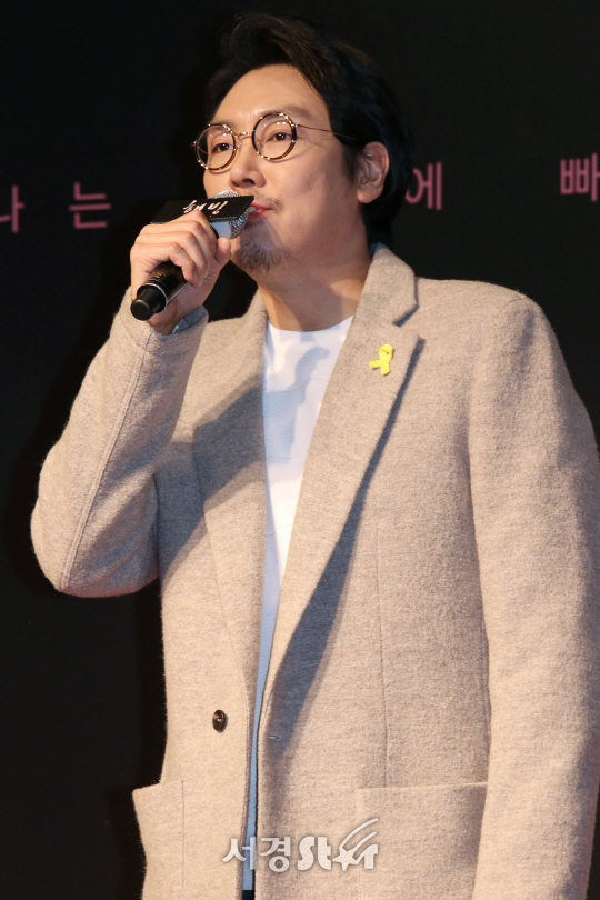 배우 조진웅이 영화 ‘해빙’ VIP 시사회에 참석해 포즈를 취하고 있다.