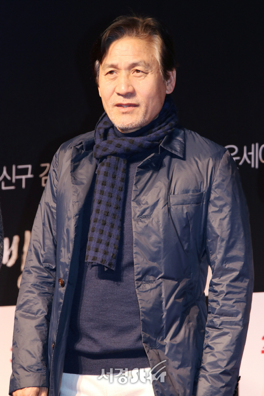 배우 안성기가 영화 ‘해빙’ VIP 시사회에 참석해 포즈를 취하고 있다.