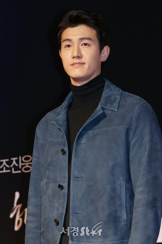 배우 이기우가 영화 ‘해빙’ VIP 시사회에 참석해 포즈를 취하고 있다.