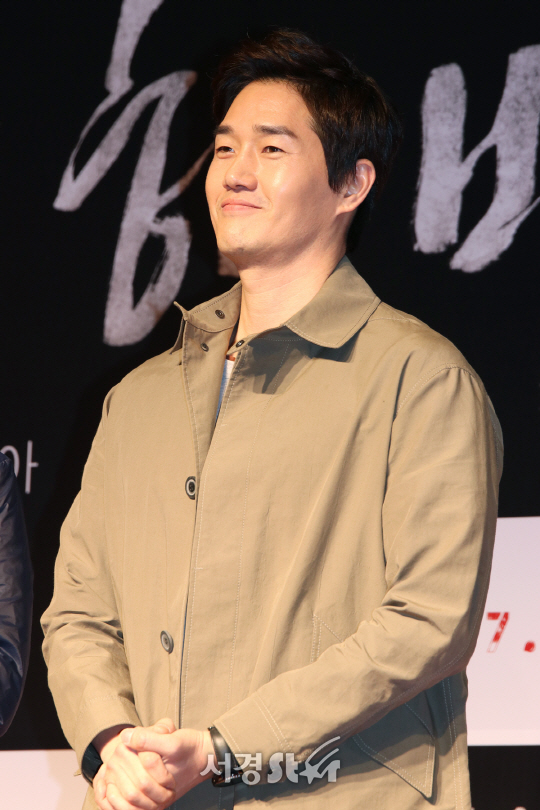 배우 유지태가 영화 ‘해빙’ VIP 시사회에 참석해 포즈를 취하고 있다.