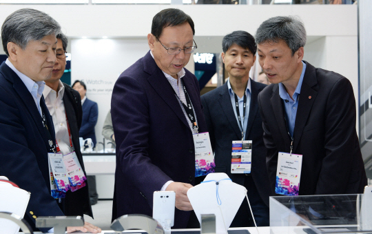 LG전자 최고경영자(CEO)인 조성진(앞줄 가운데) 부회장이 27일(현지시간) LG전자 전시장에서‘LG G6’와 블루투스 이어폰 ‘포스’를 살펴보고 있다./사진제공=LG전자
