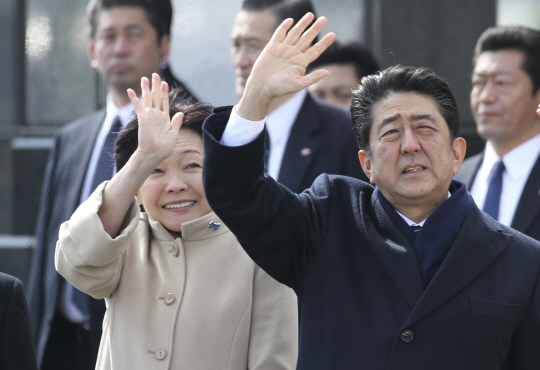 아베 신조(오른쪽) 일본 총리와 부인 아키에 여사./AP연합뉴스