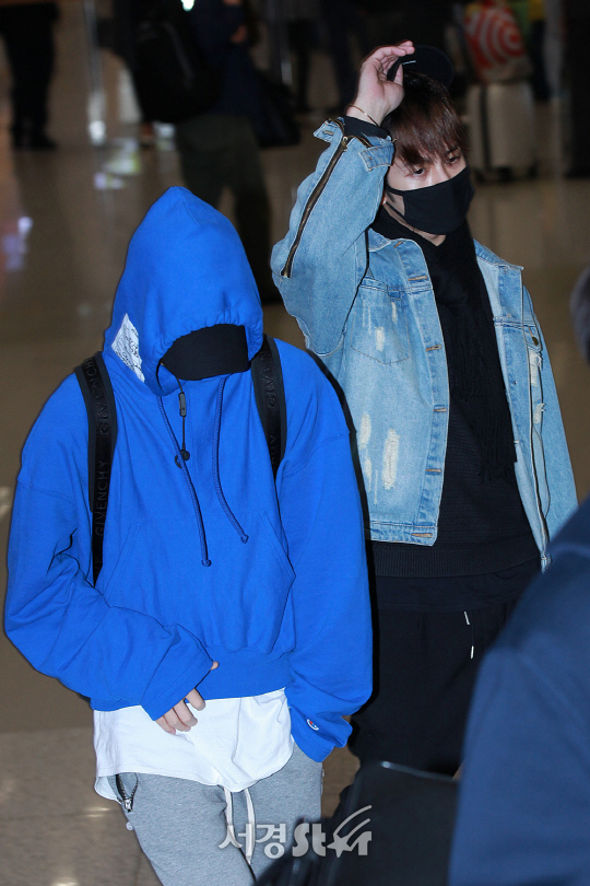 갓세븐(GOT7)의 멤버 마크와 잭슨이 1일 오전 해외일정을 마치고 인천공항을 통해 입국하고 있다.