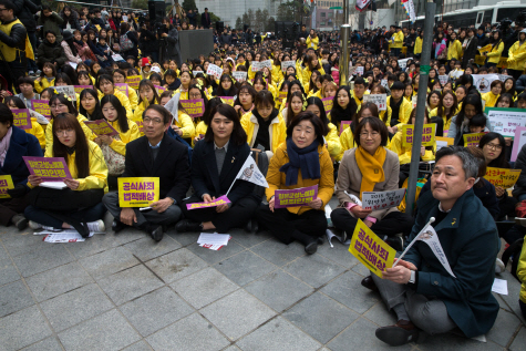 제98주년 3·1절인 1일 오전 서울 종로구 구 주한일본대사관 앞에서 열린 제1272차 정기 수요집회에 정운찬 전 총리, 정의당 심상정 상임대표, 더불어민주당 표창원 의원 등이 참가하고 있다. /연합뉴스