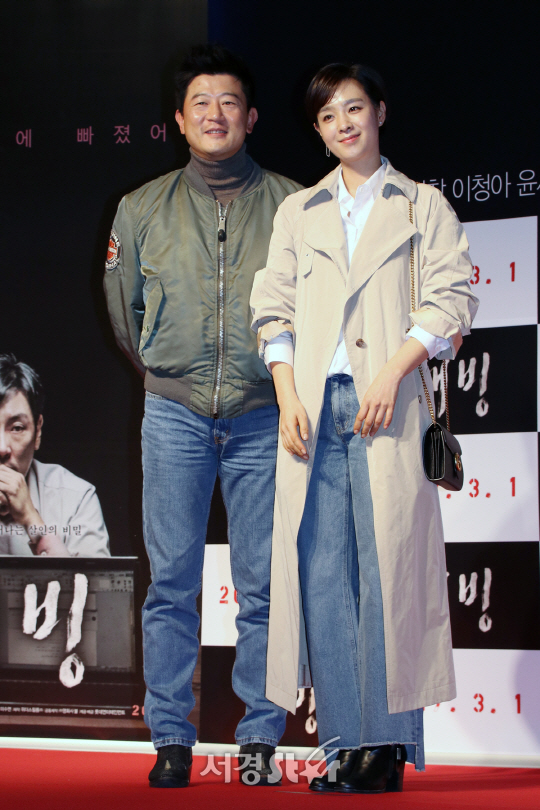 박상민과 김민주가 영화 ‘해빙’ VIP 시사회에 참석해 포즈를 취하고 있다.