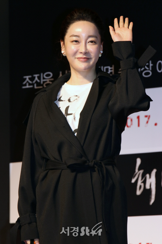 김혜은이 배우 이 영화 ‘해빙’ VIP 시사회에 참석해 포즈를 취하고 있다.