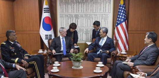 김관진(오른쪽 두번째) 청와대 국가안보실장이 지난달 2일 한미연합사령부를 방문한 제임스 매티스 미국 국방장관과 대화하고 있다. /사진제공=USFK홈페이지