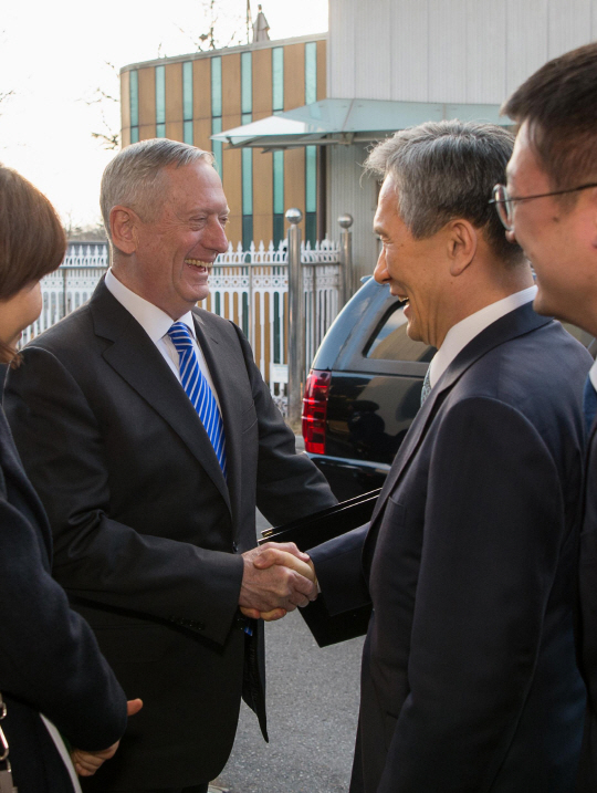 김관진(오른쪽 두번째) 청와대 국가안보실장이 지난달 2일 한미연합사령부를 방문한 제임스 매티스 미국 국방장관을 맞이하고 있다. /USFK홈페이지