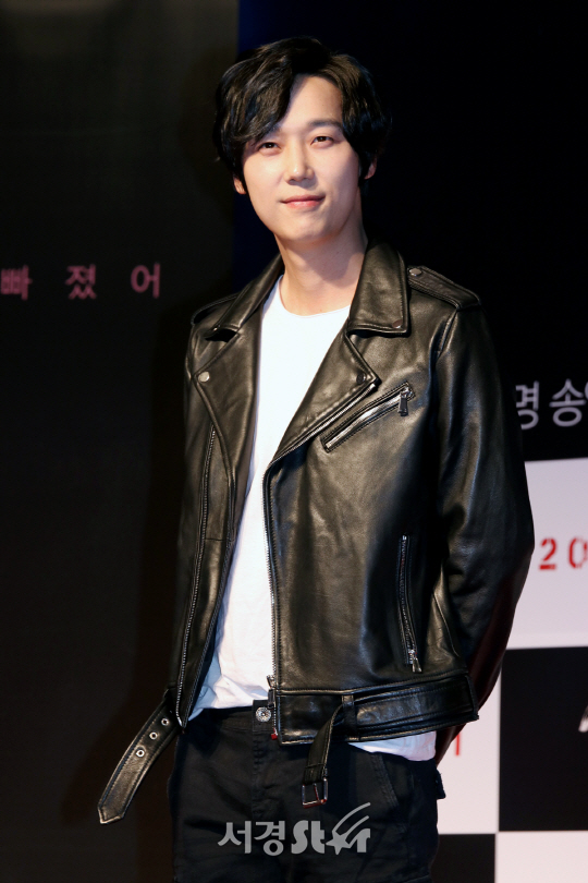 윤종훈이 영화 ‘해빙’ VIP 시사회에 참석해 포즈를 취하고 있다.